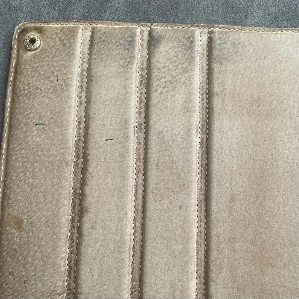 Tory Burch leather ipad case (fits 2,3 and 4) - Picture 3 of 11